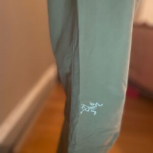 Women’s size 10 Arc’teryx pants! Great for hiking 🥾
